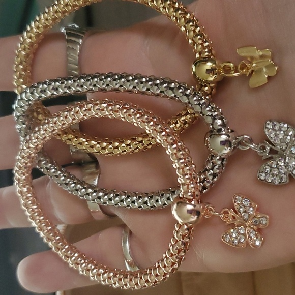 Costume bracelets - Picture 2 of 4